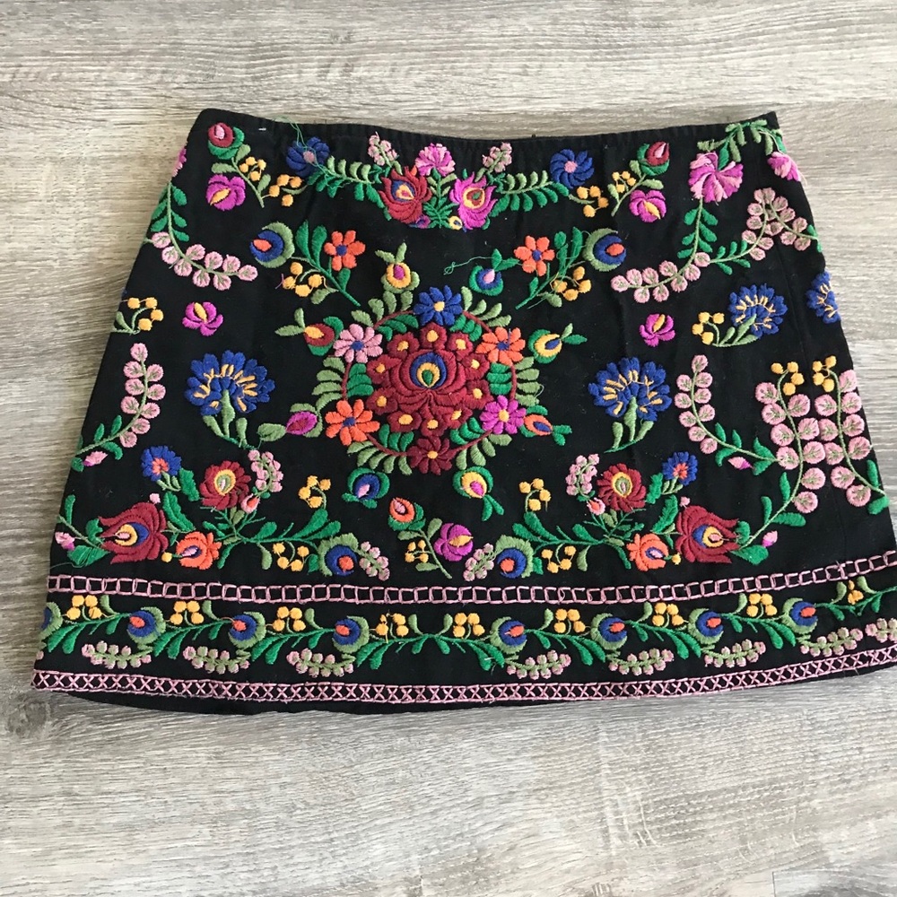 Embroidered mini-skirt